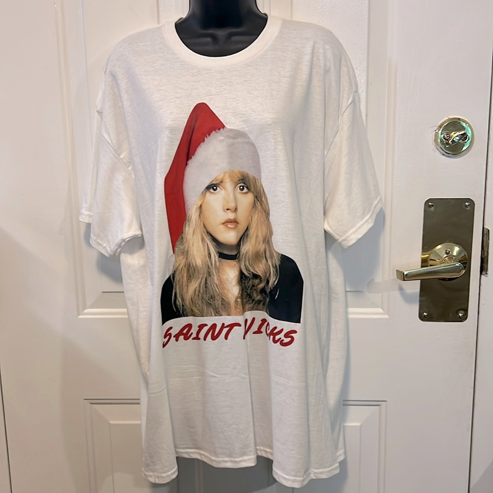 NWOT 🎄 “SAINT NICKS” STEVIE NICKS SANTA HAT CHRISTMAS HOLIDAY TSHIRT Women’s XL